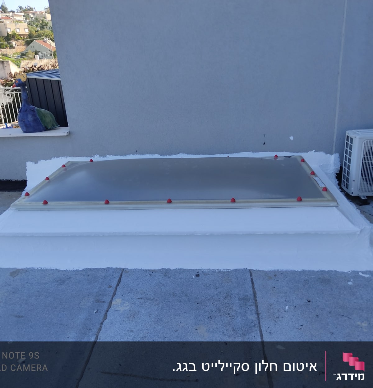 חלון גג אטום עם מסגרת עץ ואטמים אדומים